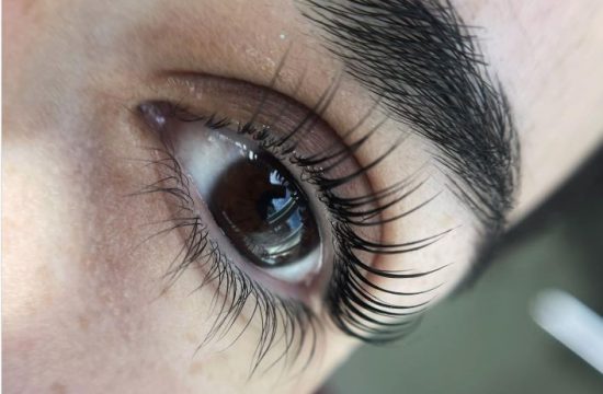 Die besten Wimpernlifting- und Laminierungssets für die Anwendung zu Hause