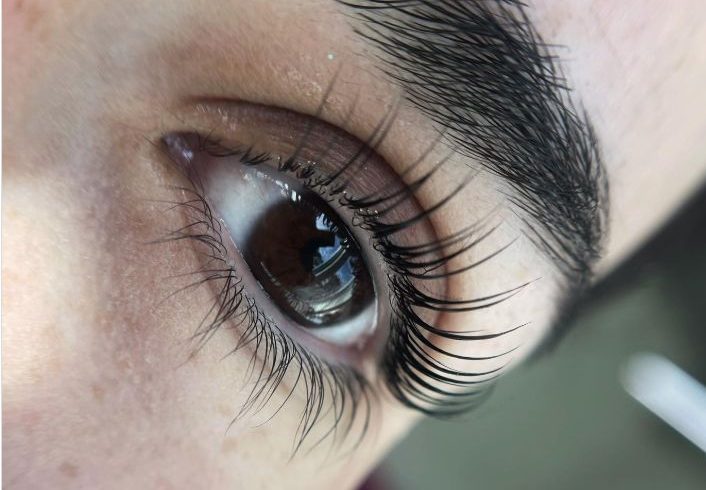 Die besten Wimpernlifting- und Laminierungssets für die Anwendung zu Hause